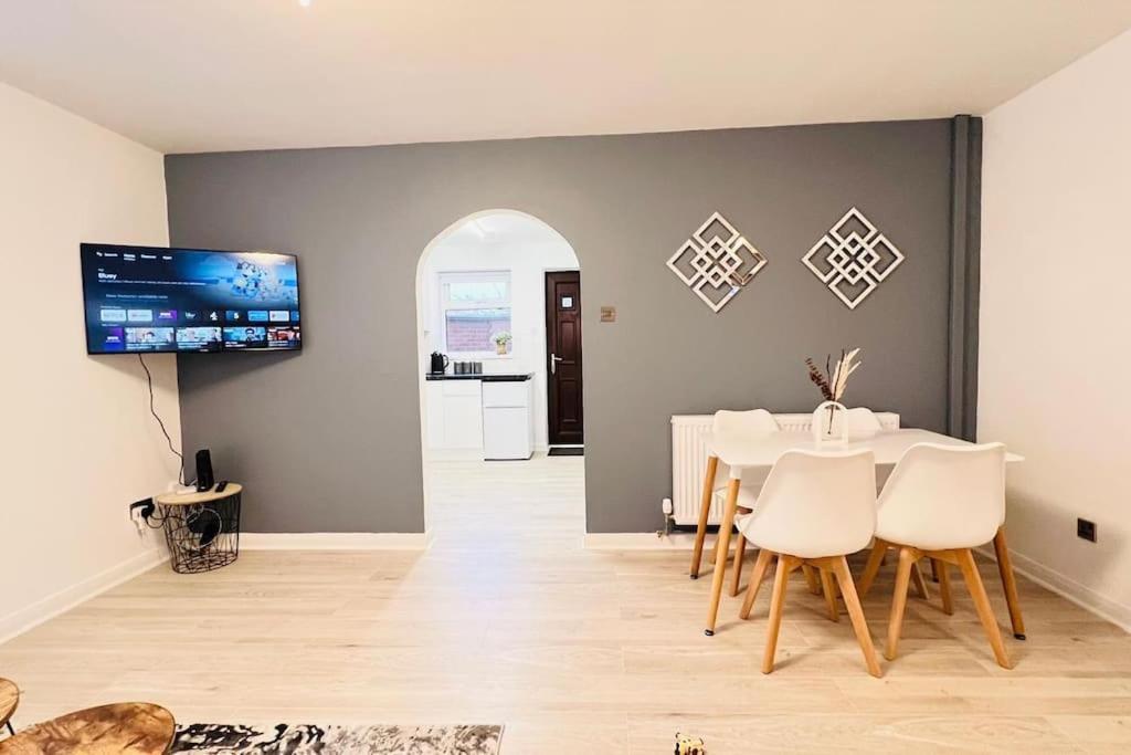 New Fully Furnished Cosy Apartment *